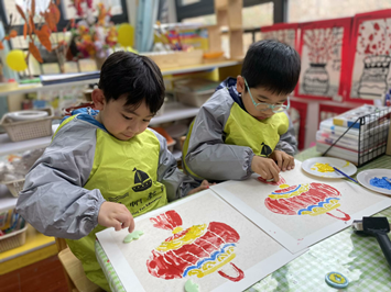 中三班：新年手工拓印画《灯笼、中国结》